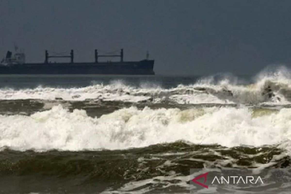 BMKG ingatkan waspadai gelombang tinggi di sejumlah perairan Indonesia