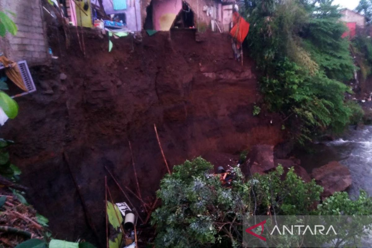 Tim SAR gabungan evakuasi korban longsor di Banyumas