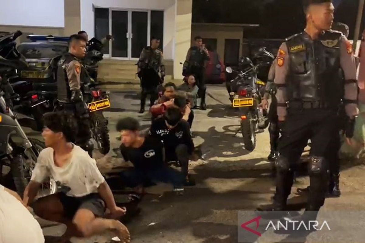 Empat remaja bawa senjata tajam ditangkap polisi di Pondok Gede