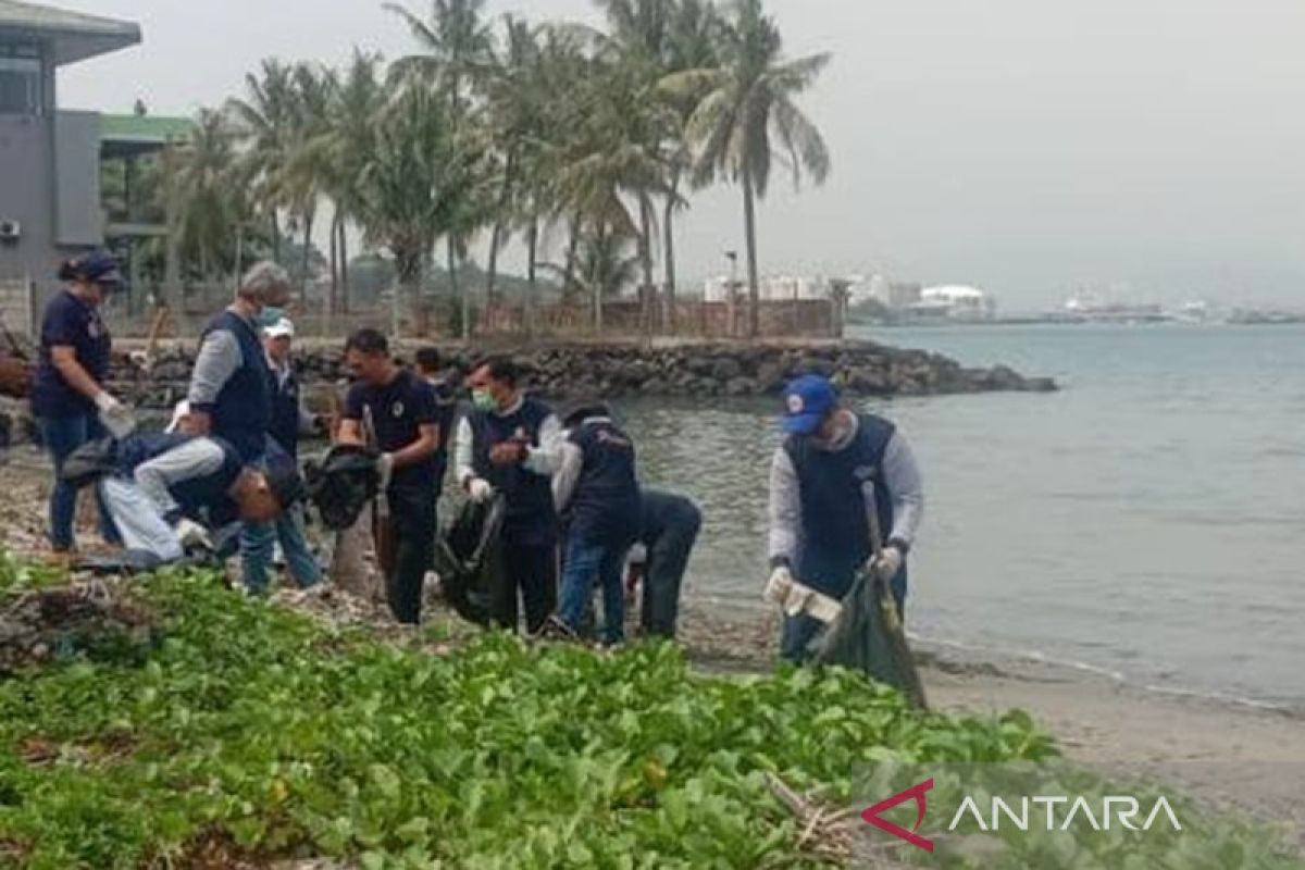 KSOP Banten bersihkan Pantai Pelangi Merak