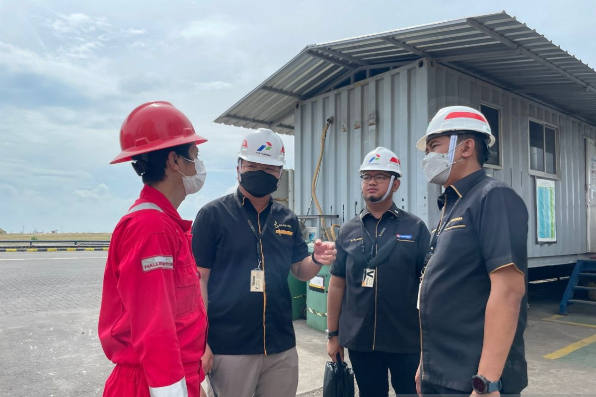 Pertamina Patra Niaga Salurkan Produk Smooth Fluid (SF 04) Perdana kepada PT Halliburton Indonesia - Petronas Lamongan Shore Base