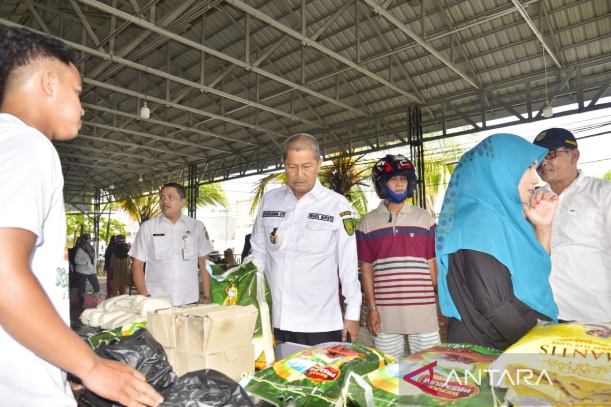 Tinjau pasar murah, Wabup : Pemda konsisten bantu masyarakat