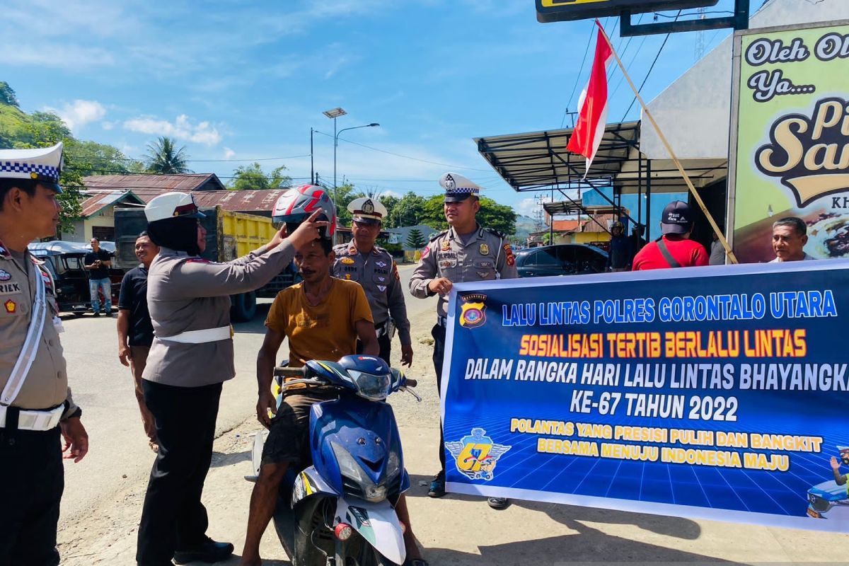 Polres Gorontalo Utara bagikan helm di HUT ke-67 Lalin Bhayangkara