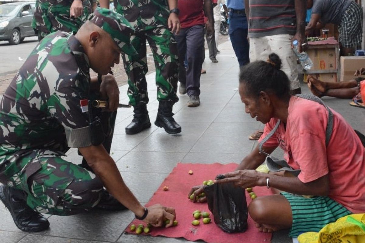 Mama-mama penjual pinang apresiasi aksi borong Danrem 172/PWY di Taman Imbi