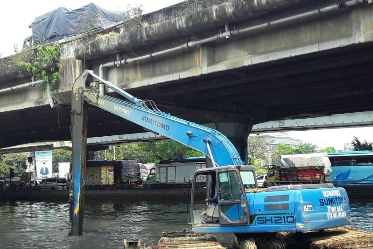 Sudin SDA Jakut lanjutkan pengerukan bangunan pengendali banjir