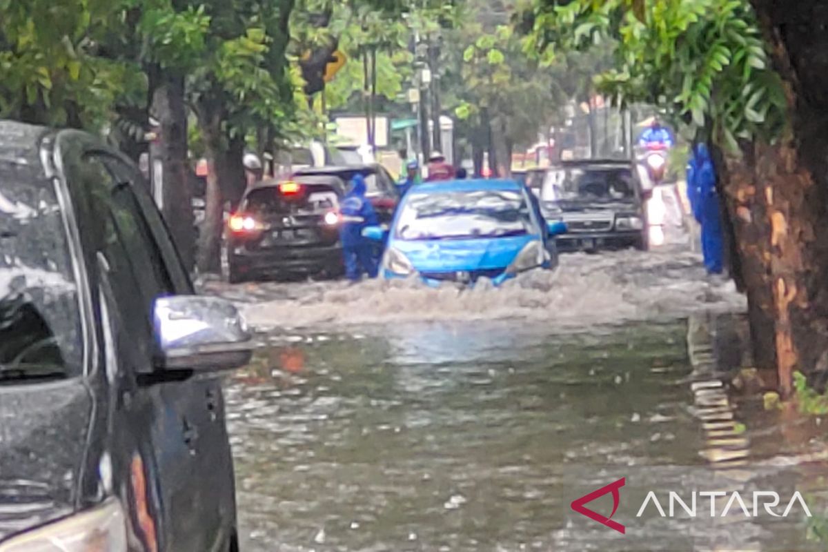 Petugas tangani banjir setinggi 40 sentimeter di Pulogadung
