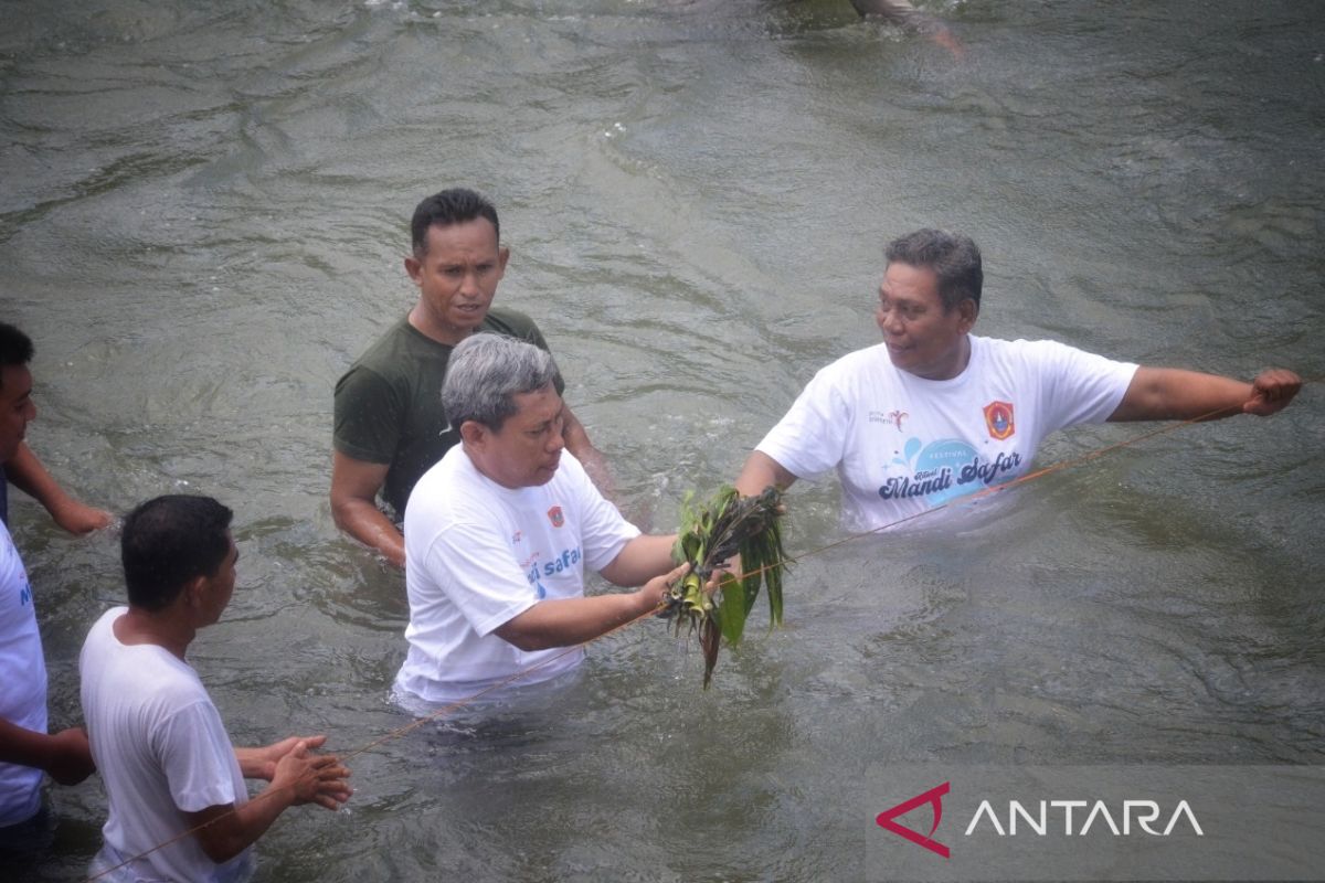 Ritual mandi safar di Atinggola Gorontalo Utara dipadati pengunjung