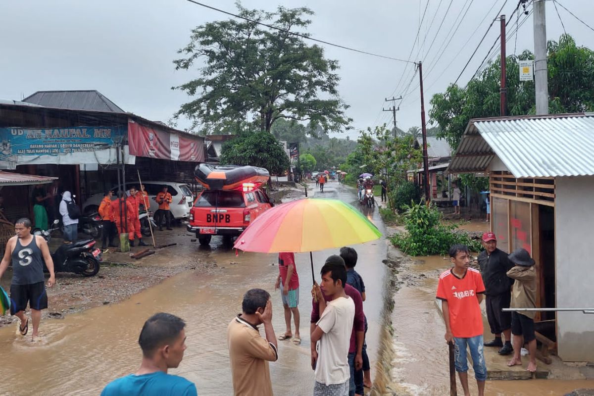 Sungai Limpato Kajai di Pasaman Barat meluap akibatkan banjir