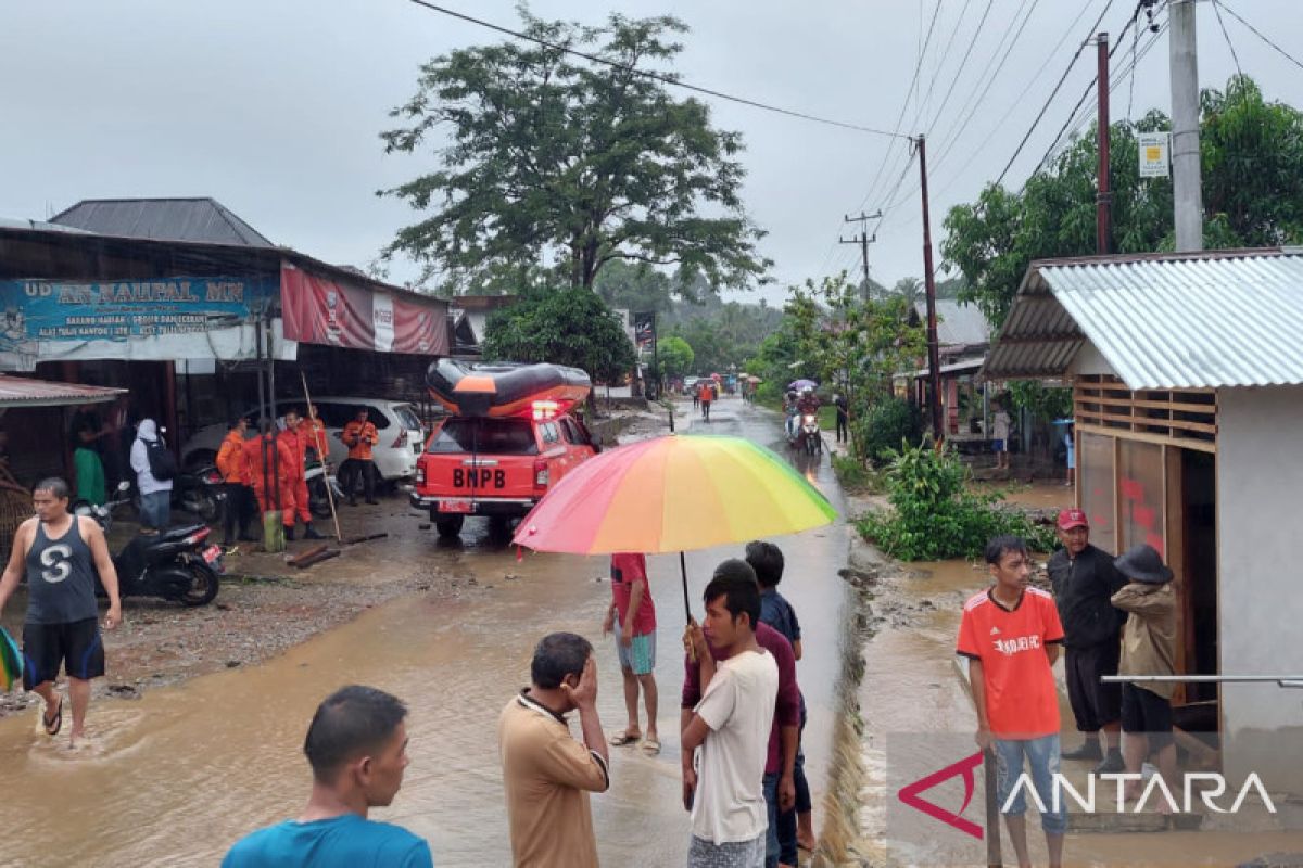 Dipicu hujan lebat, Sungai Batang Limpato Kajai Pasbar meluap