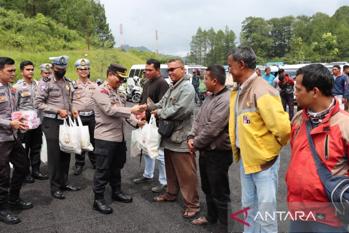 Polres Solok serahkan 100 paket sembako ke sopir dan tukang ojek