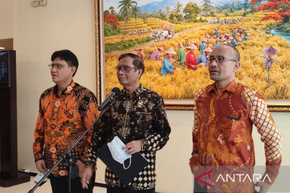 Tuntaskan kasus HAM berat, Menkopolhukam temui tim rekonsiliasi di Surabaya