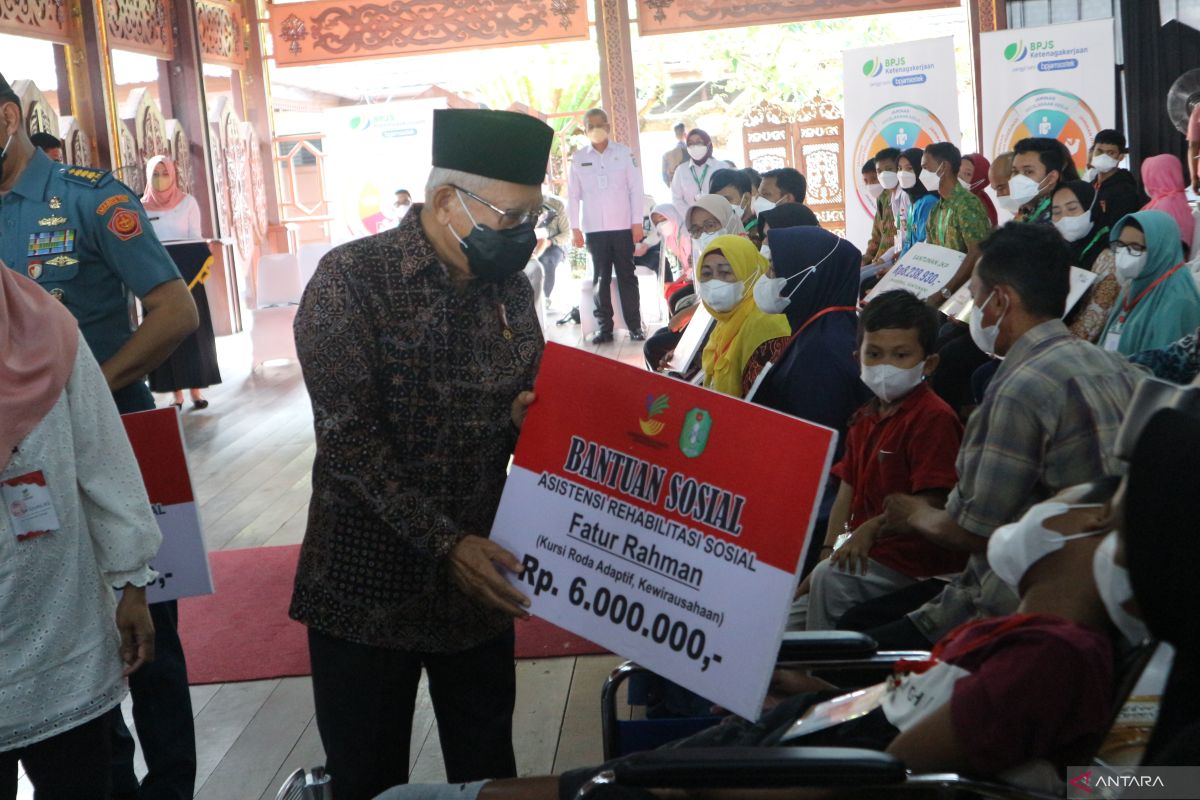 Wapres Ma'ruf Amin serahkan bansos bagi warga Kalimantan Barat