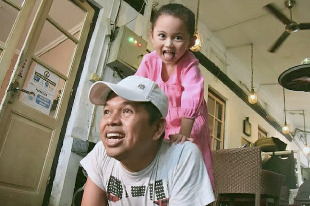 Anggota DPR Dedi Mulyadi tunjukkan kebahagiaan bersama anak di tengah isu cerai