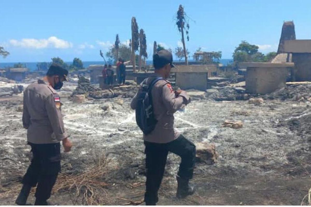 Polisi selidiki penyebab kebakaran kampung adat di Sumba