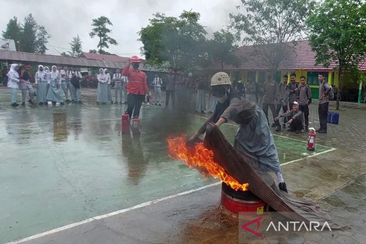 Indocement, police train students to respond disasters