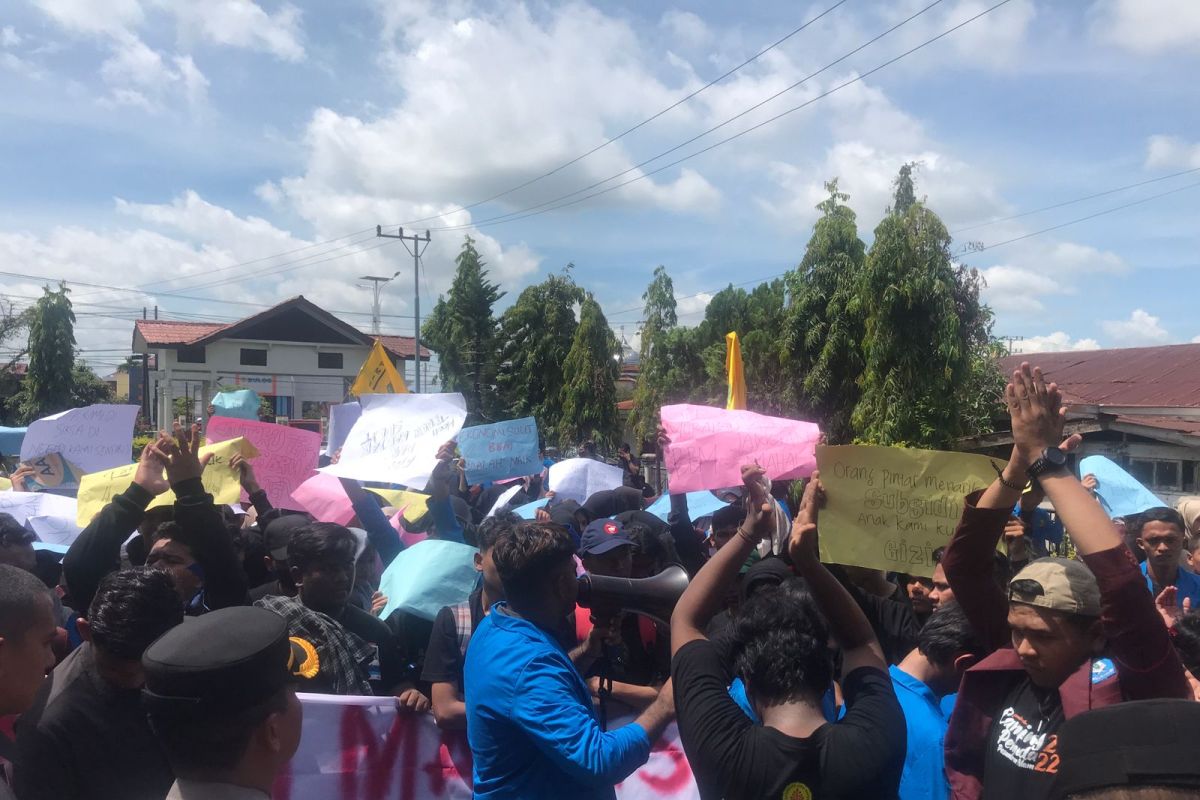 Ratusan mahasiswa dan pemuda Pidie berunjuk rasa di DPRK