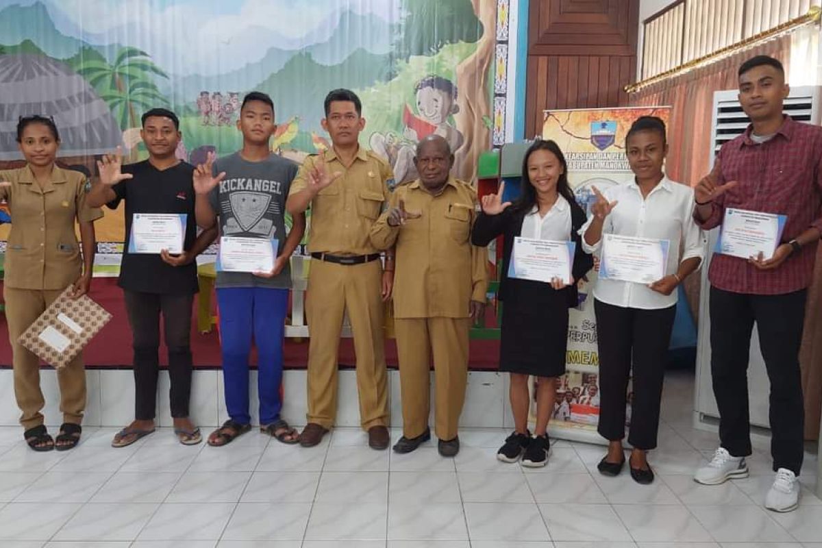 Lima pelajar Manokwari dapat sertifikat Microsoft Word dari Perpusda