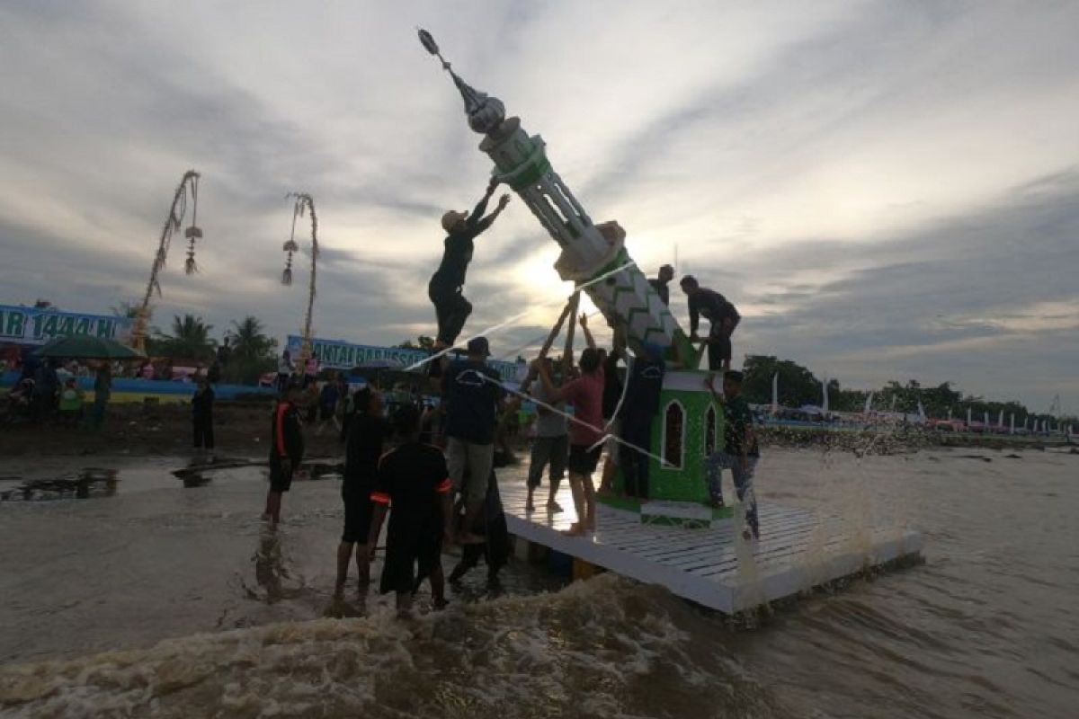 Pemindahan menara adat jelang Mandi Safar