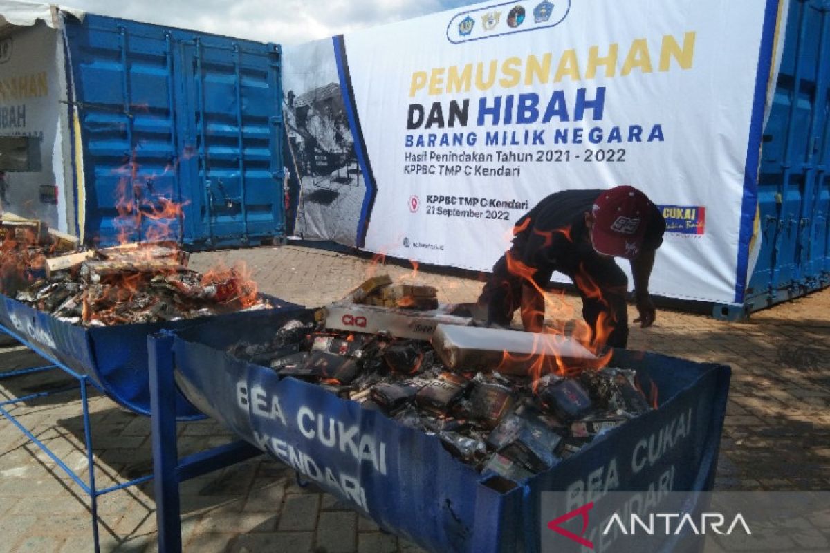 Bea Cukai Kendari memusnahkan rokok ilegal dan MMEA senilai Rp1,8 miliar