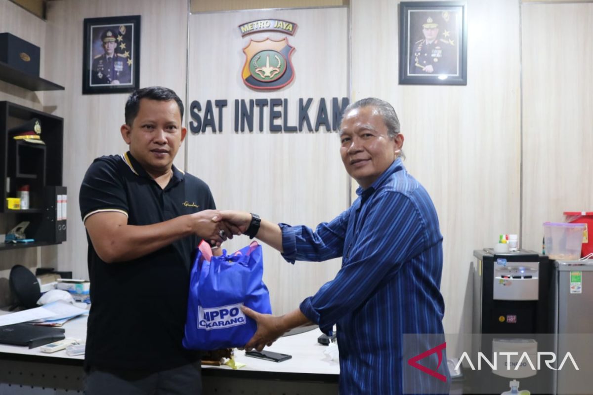 Lippo Cikarang gandeng Polres Bekasi salurkan paket sembako