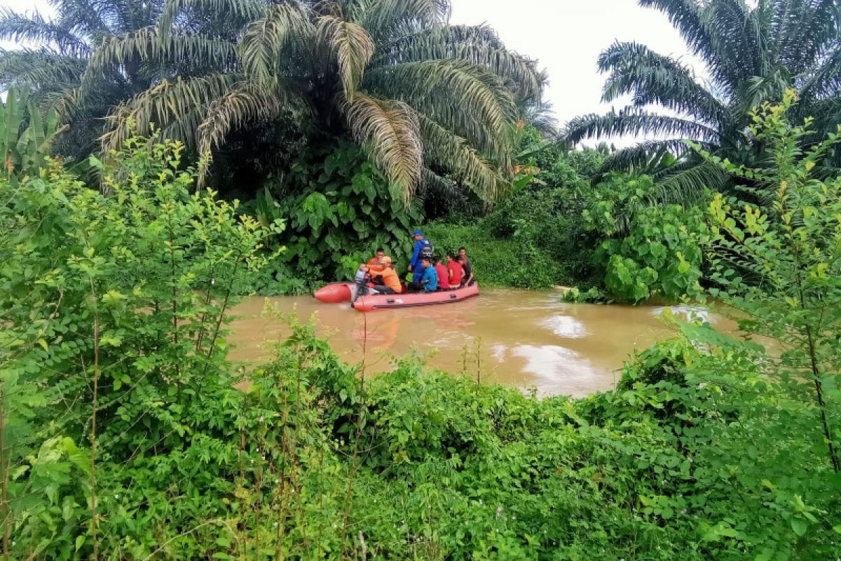 Petani Abdya hanyut di sungai