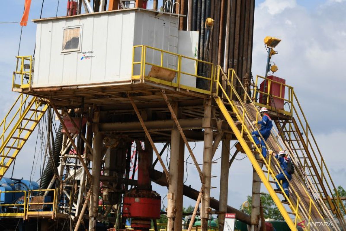 Harga minyak melemah di sesi akibat ketidakpastian OPEC+