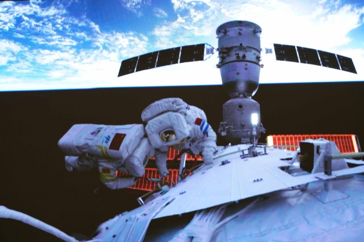 Taikonaut beri penghormatan HUT ke-30 program antariksa berawak China