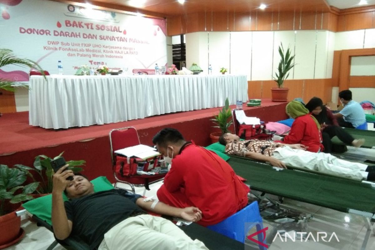 DWP FKIP Universitas Halu Oleo Kendari gelar donor bantu stok di PMI