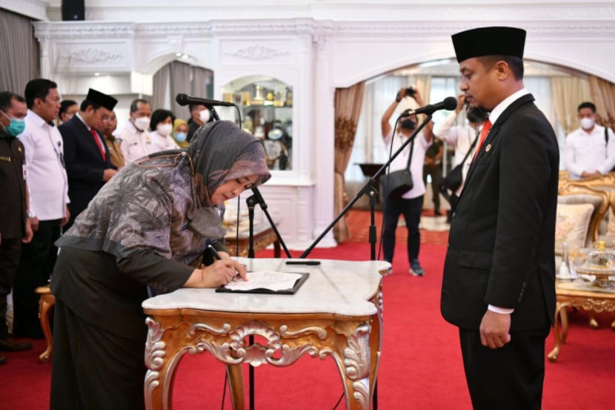 Gubernur lantik Rosmini Pandin menjadi Kadis Kesehatan Sulsel