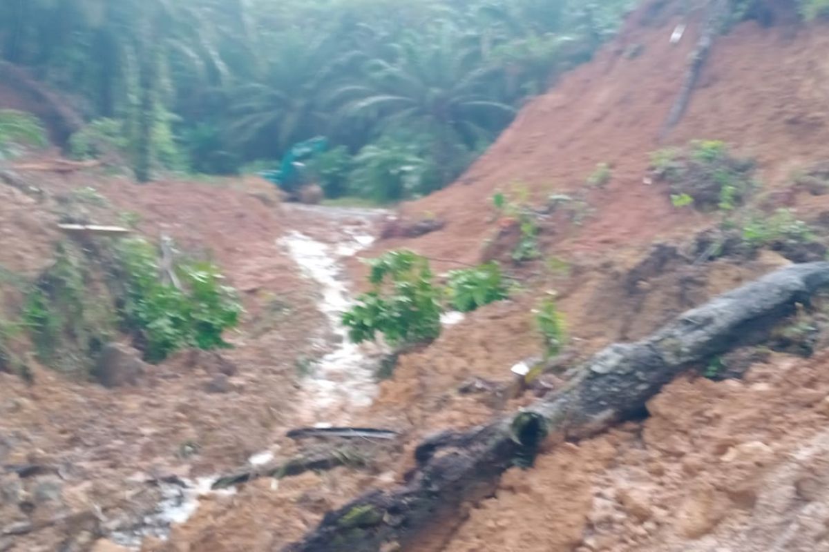 Jalan penghubung desa di Mukomuko kembali tertimbun longsor