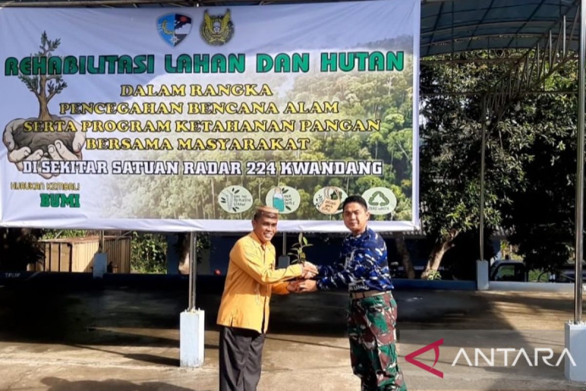 Satuan Radar TNI-AU 224 Kwandang ajak warga rehabilitasi hutan dan lahan