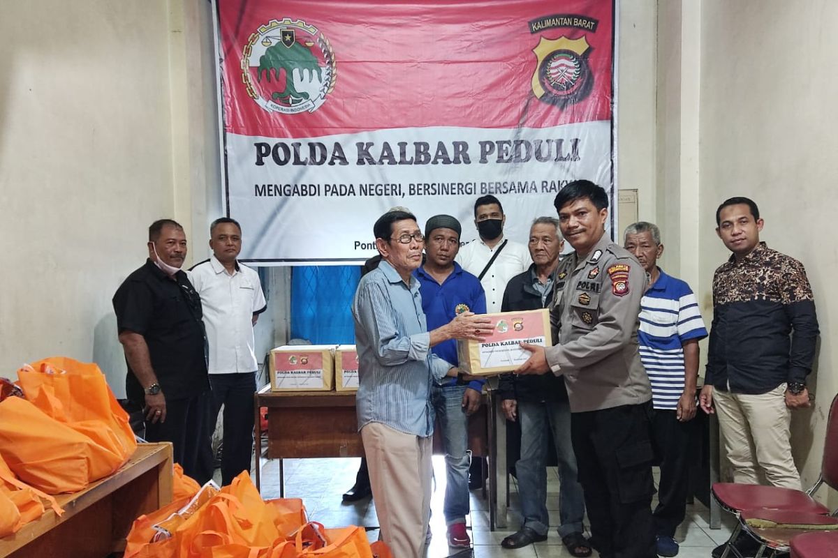 Pekerja Pelabuhan Pontianak terbantu dengan sembako gratis dari Polda Kalbar