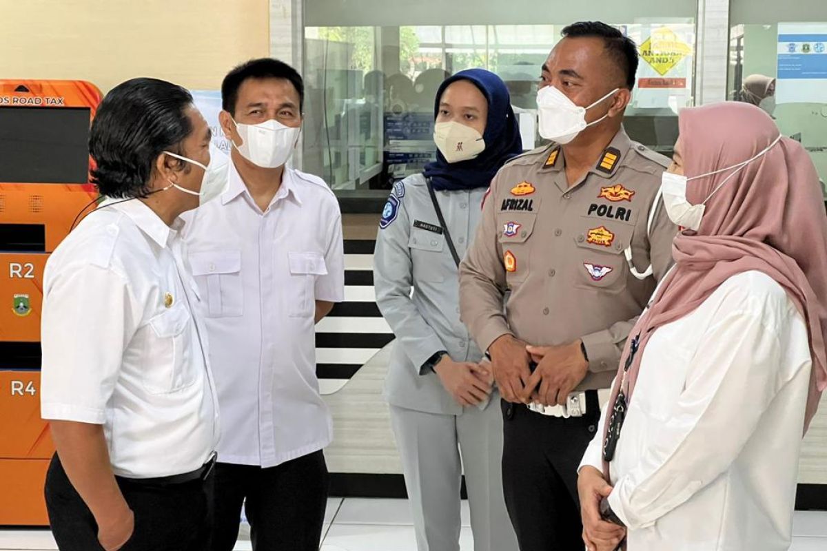 Kepala PT Jasa Raharja Perwakilan Tangerang mendampingi Pj. Gubernur Banten di Samsat Serpong