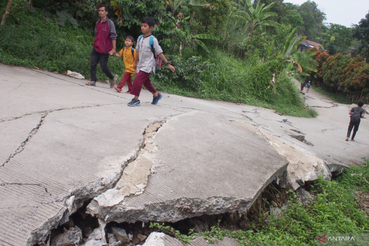 Pemkab Bogor segera cairkan dana bantuan sewa rumah bagi korban pergeseran tanah