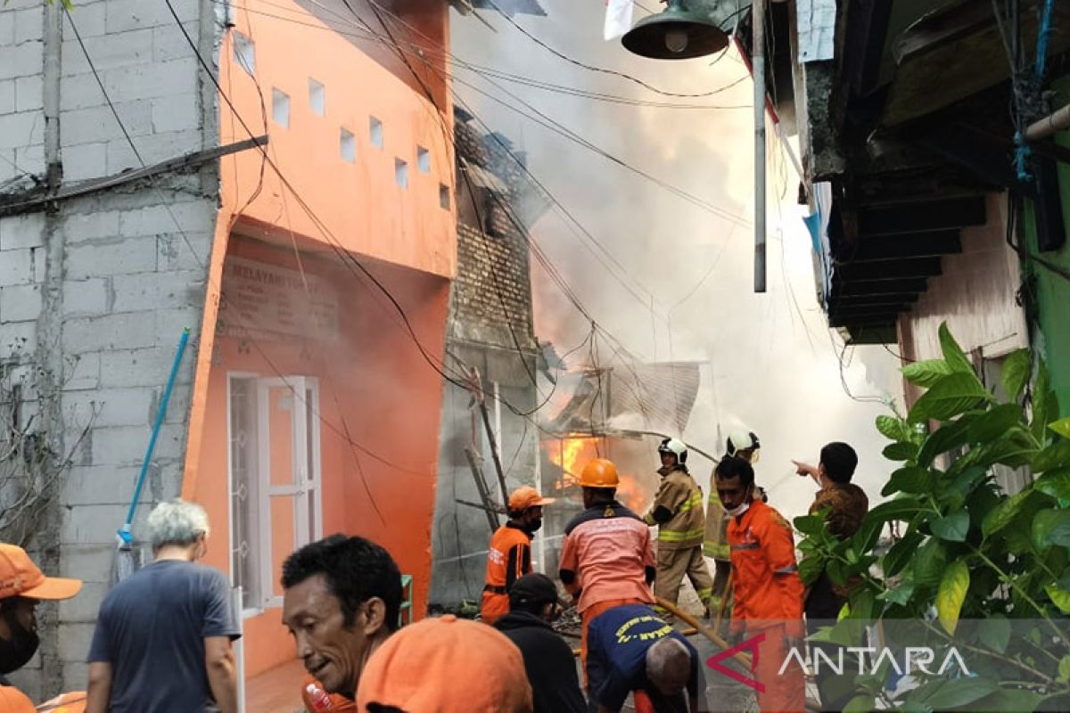Gulkarmat Jakarta Pusat padamkan kebakaran rumah di Cempaka Baru