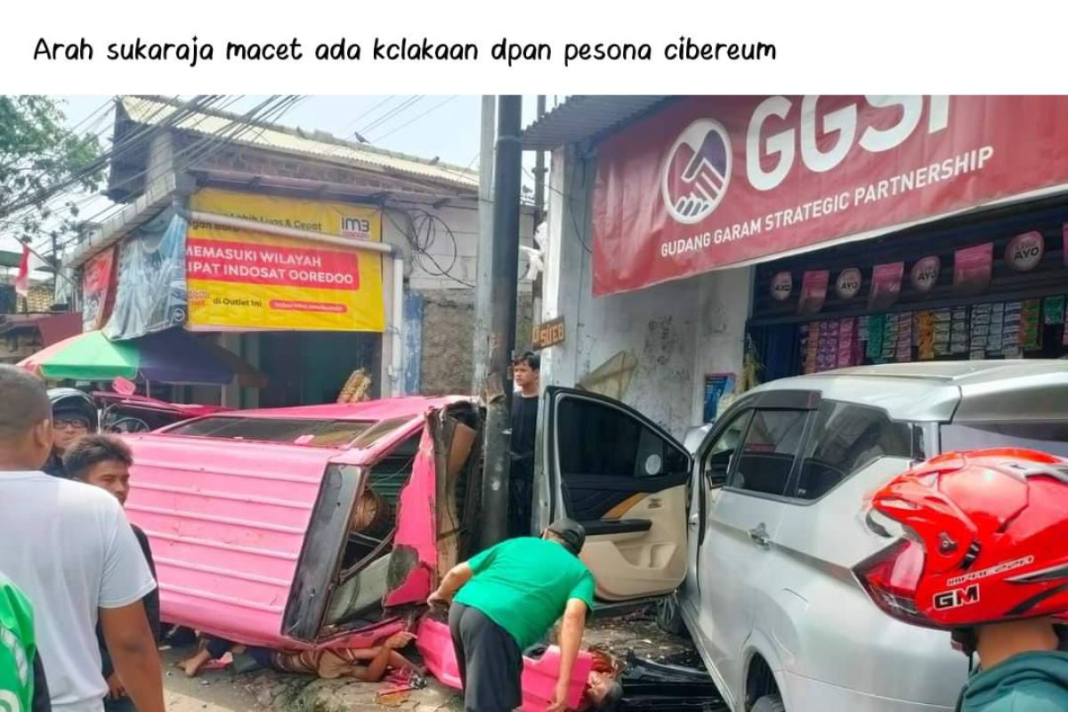 Tabrakan minibus dan angkot di Sukabumi akibatkan tiga korban meninggal