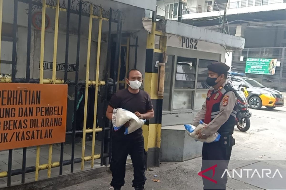 Polres Jakbar bagikan beras kepada ratusan warga di Daan Mogot