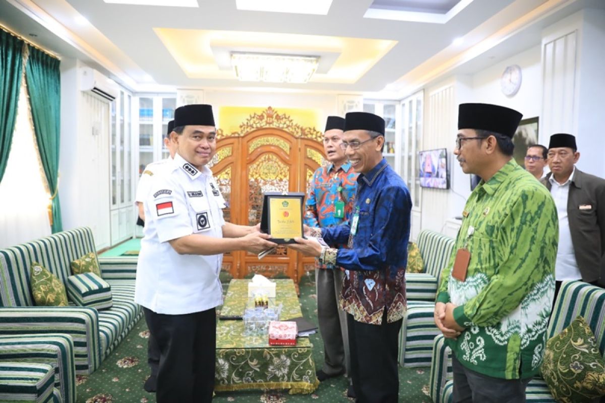 Bupati Tanah Bumbu terima penghargaan dari Kemenag RI