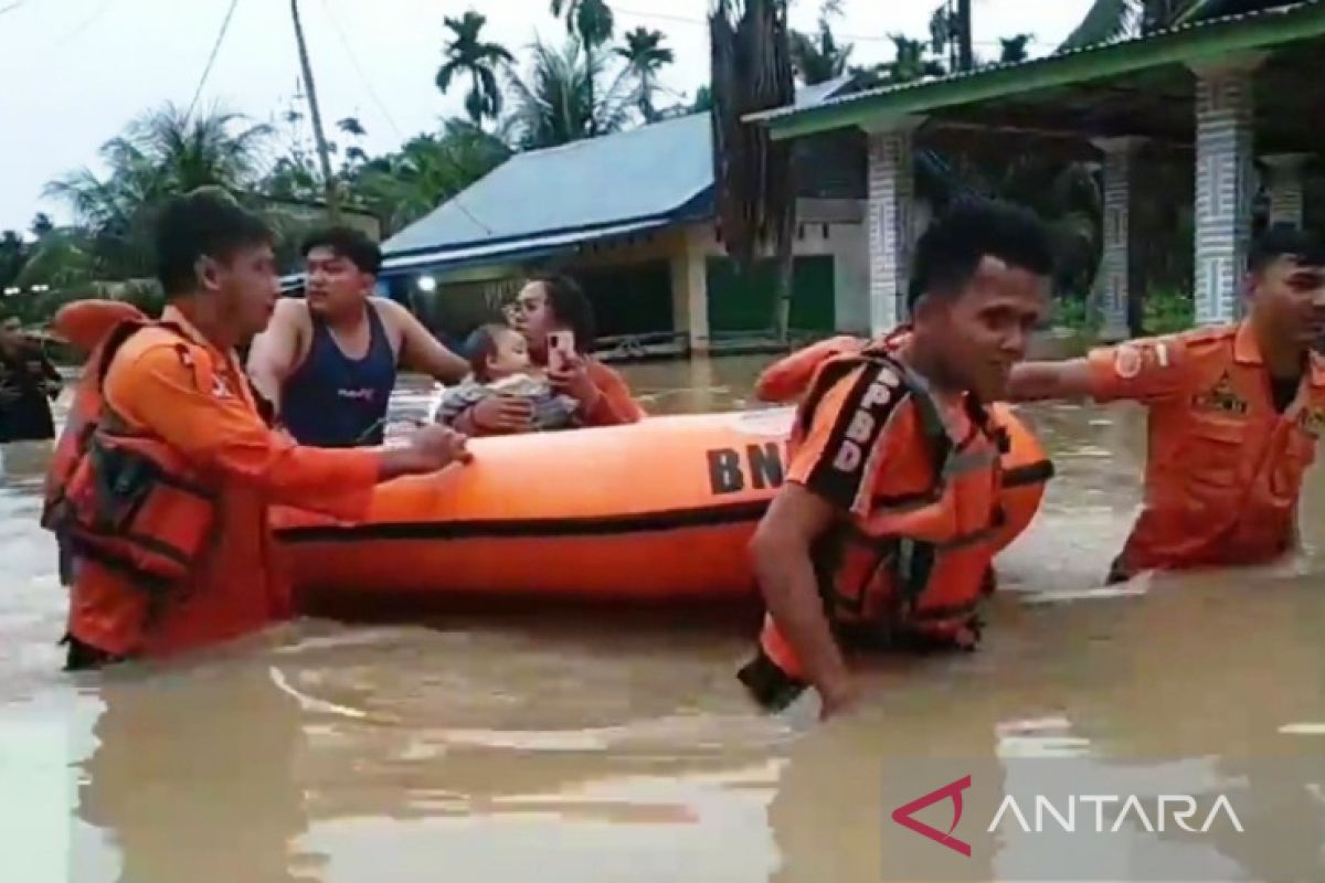 Ratusan kepala keluarga di Padang Pariaman dievakuasi karena banjir