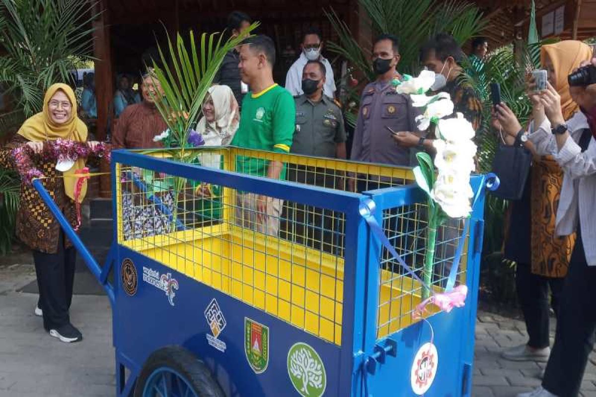 BOB bantu gerobak sampah dukung kebersihan kawasan Borobudur