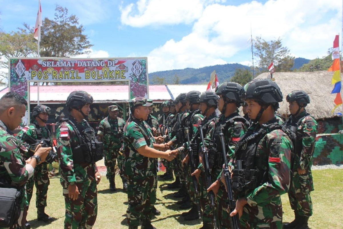 Danrem 042/Gapu dan Pangdam II/Sriwijaya kunjungi pos Satgas Pamtas Papua