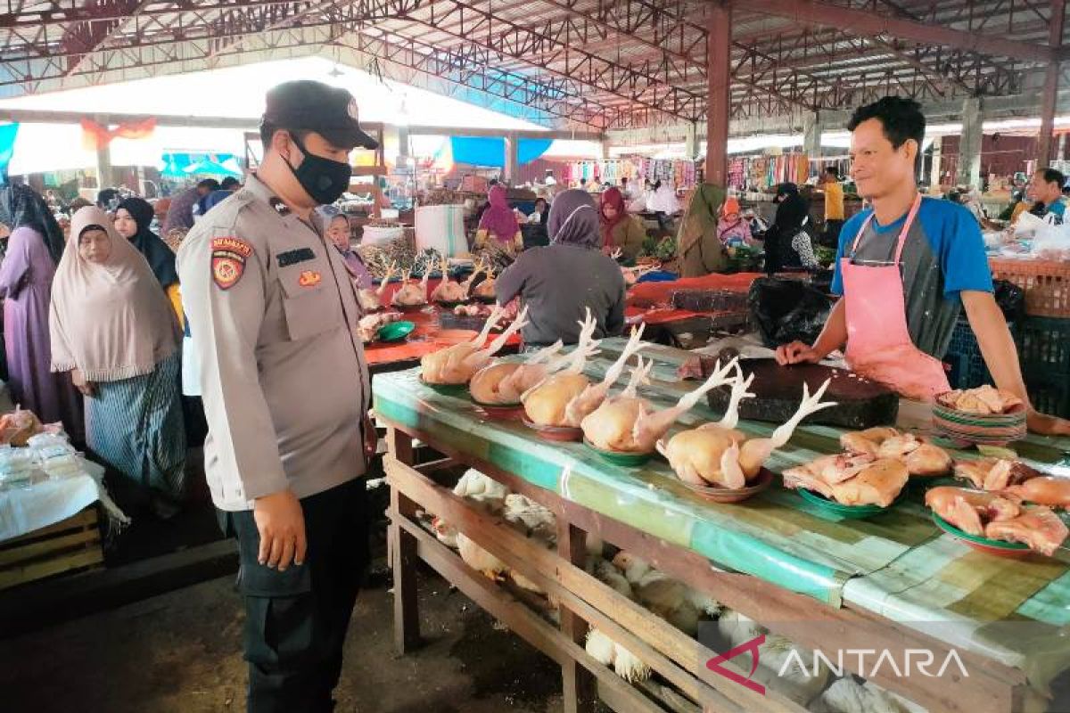 Ciptakan rasa aman dan nyaman, personel Polres Solok Selatan turun ke pasar