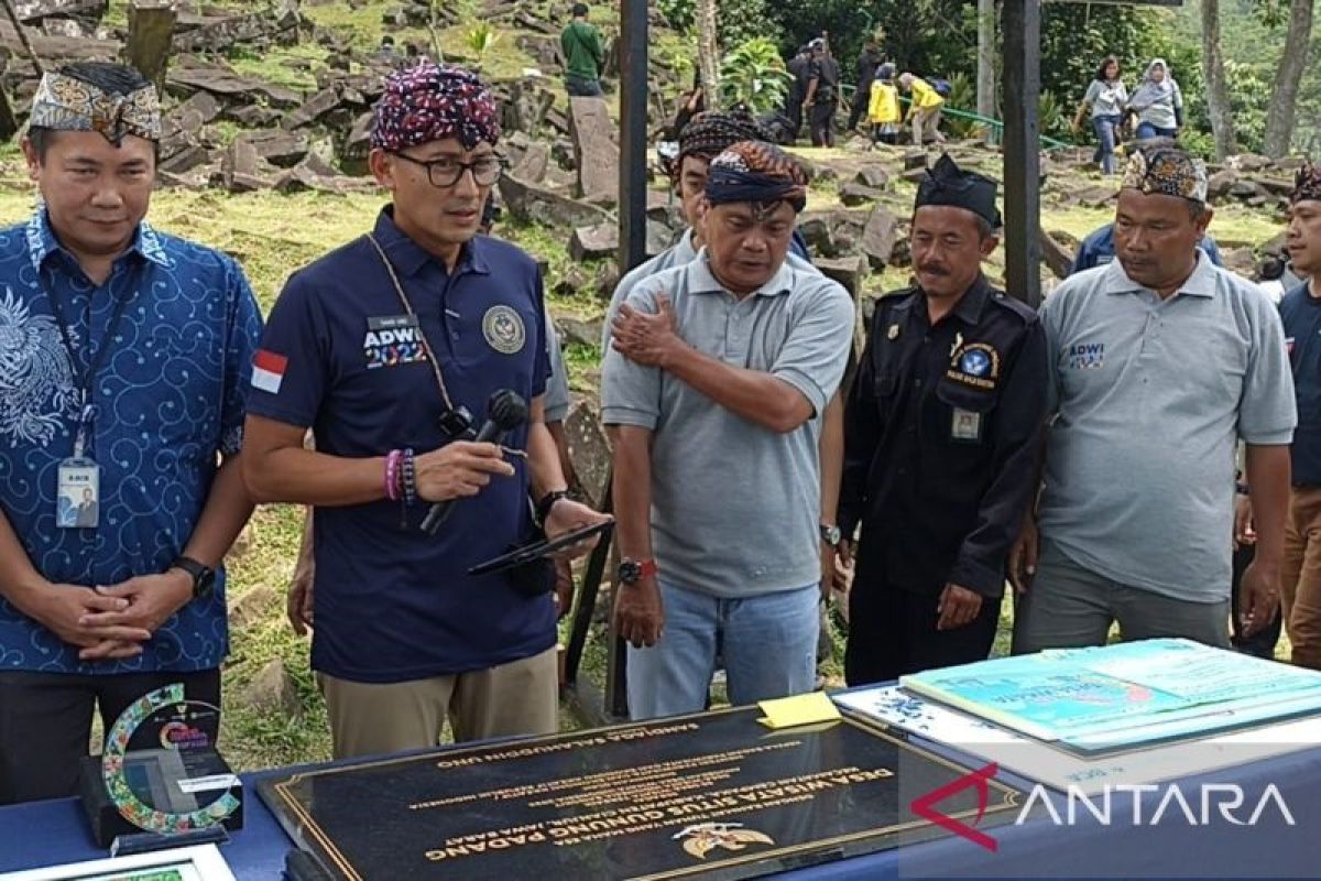 Menparekraf Sandiaga Uno berikan Anugerah Desa Wisata terbaik untuk Gunung Padang