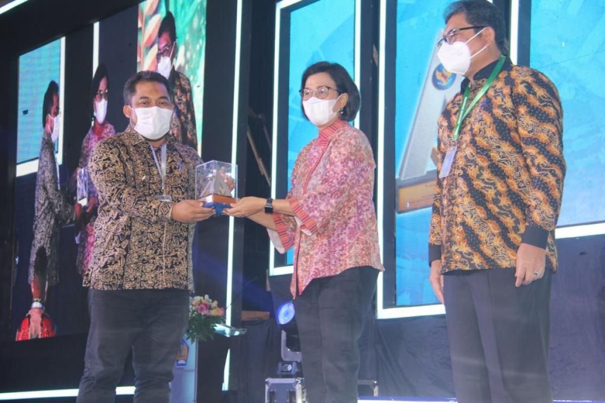 Raih WTP 10 Kali Berturut-turut,  Pj Bupati Aceh Besar terima penghargaan dari Menkeu