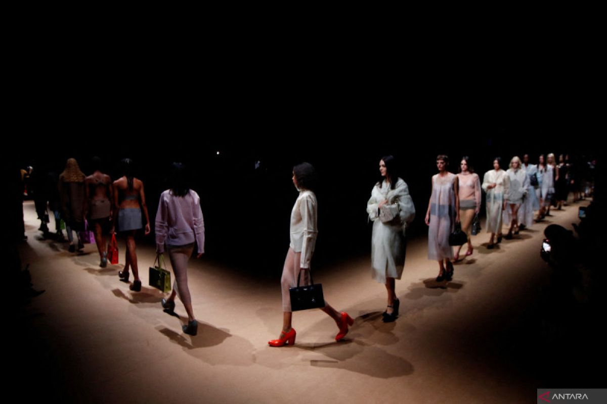 Prada bawa kesederhanaan dan kontras di panggung Milan Fashion Week