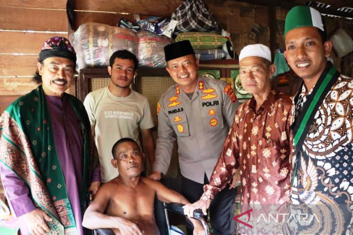Kapolres Aceh Barat bagikan kursi roda bagi warga penderita lumpuh