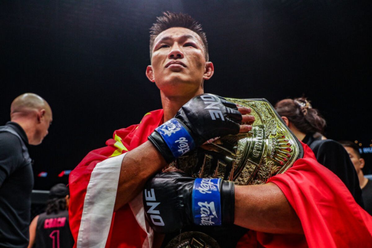 Juara ONE Featherweight Tang Kai disambut meriah saat pulang kampung