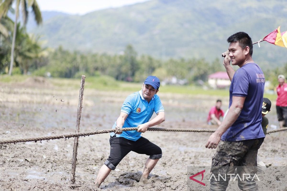 Wakil Wali Kota Solok ikuti lomba tarik tambang di tengah sawah