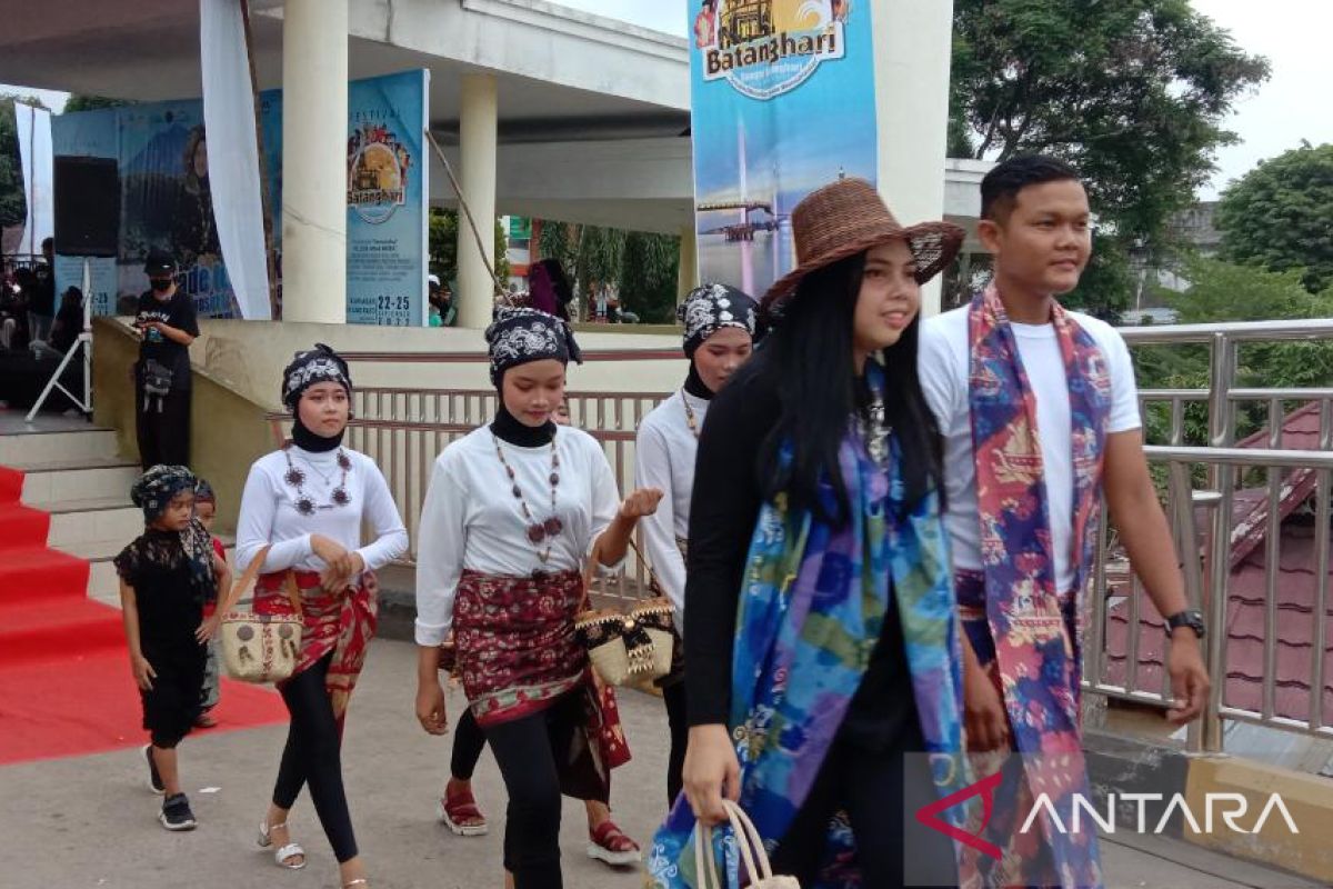 Aksi penyandang disabilitas di Festival Batang Hari Fashion Week