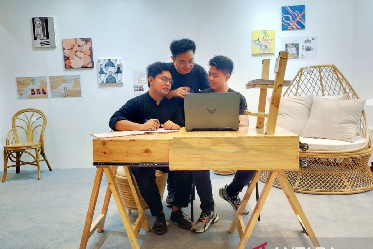 Mahasiswa UC Surabaya ciptakan meja kerja portabel